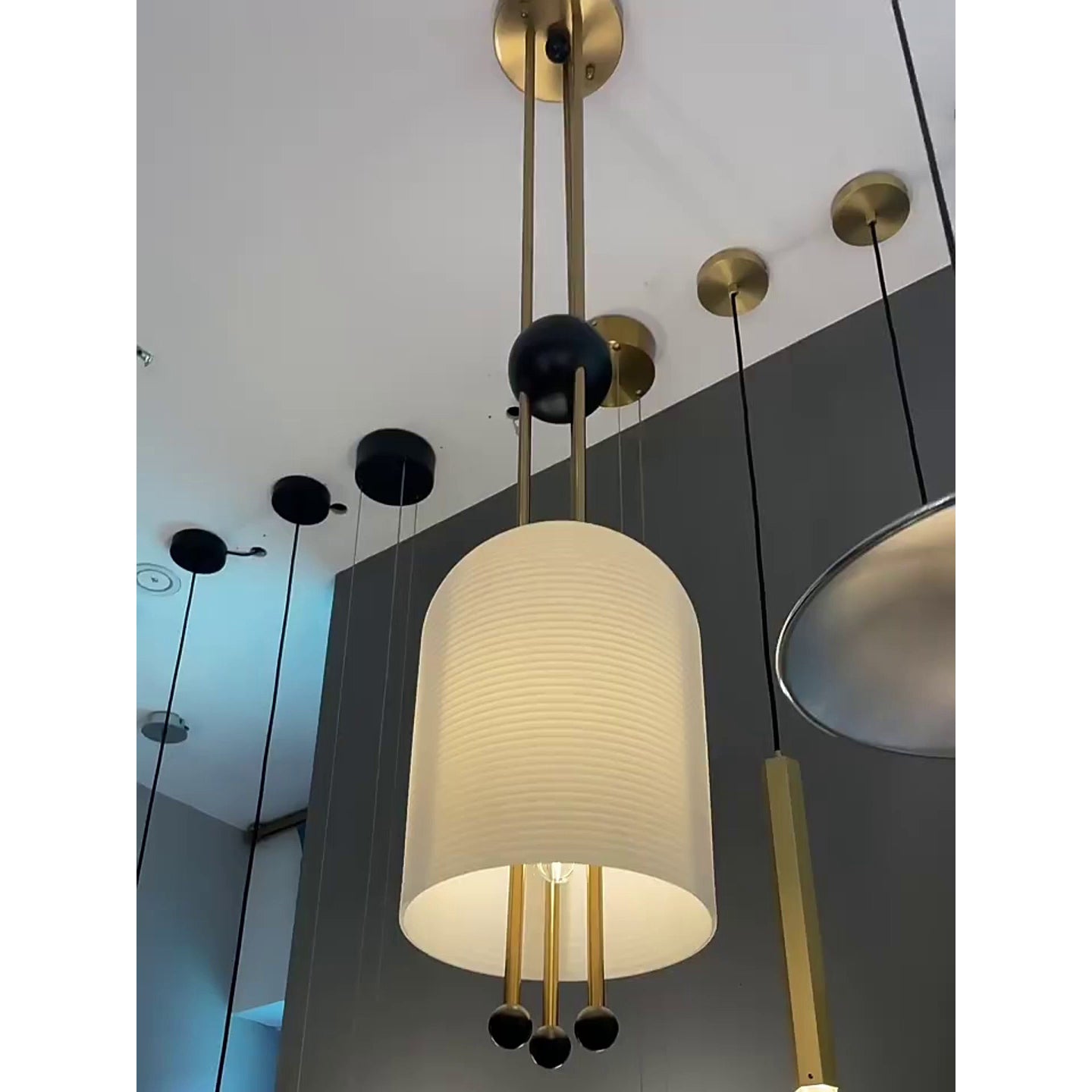 Ucaryra Suspension Lantern en Métal et Verre Premium Élégance