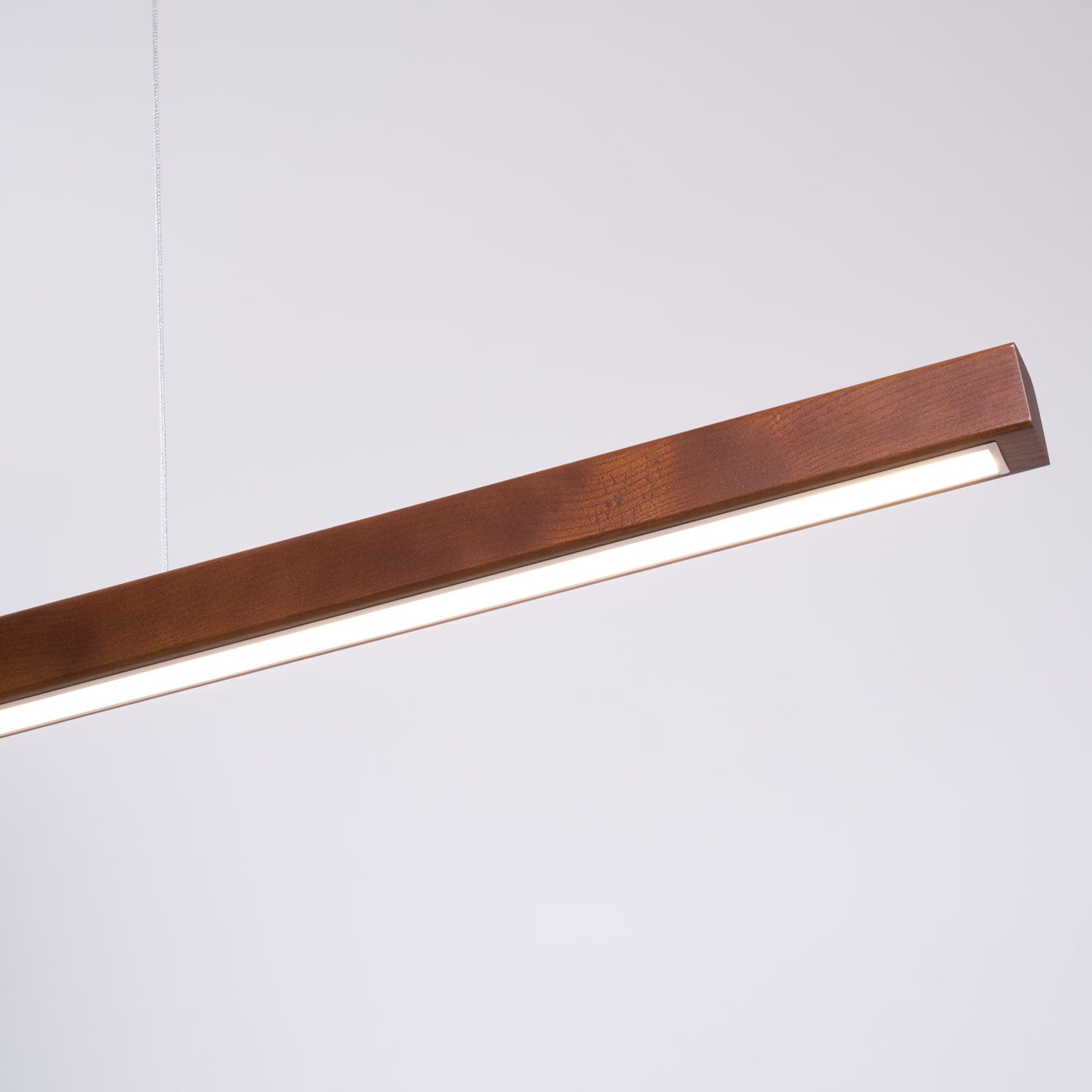 Elowen Suspension linéaire minimaliste en bois