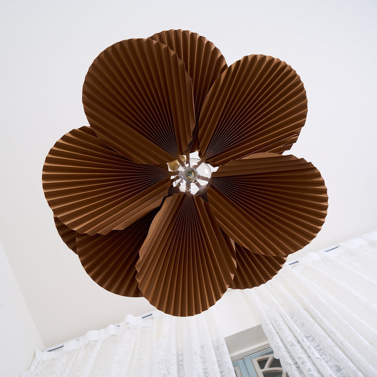 Pendant Lampe Avec Abat-jour Pétale en Papier Kraft Plissé Ambiance Chaleureuse