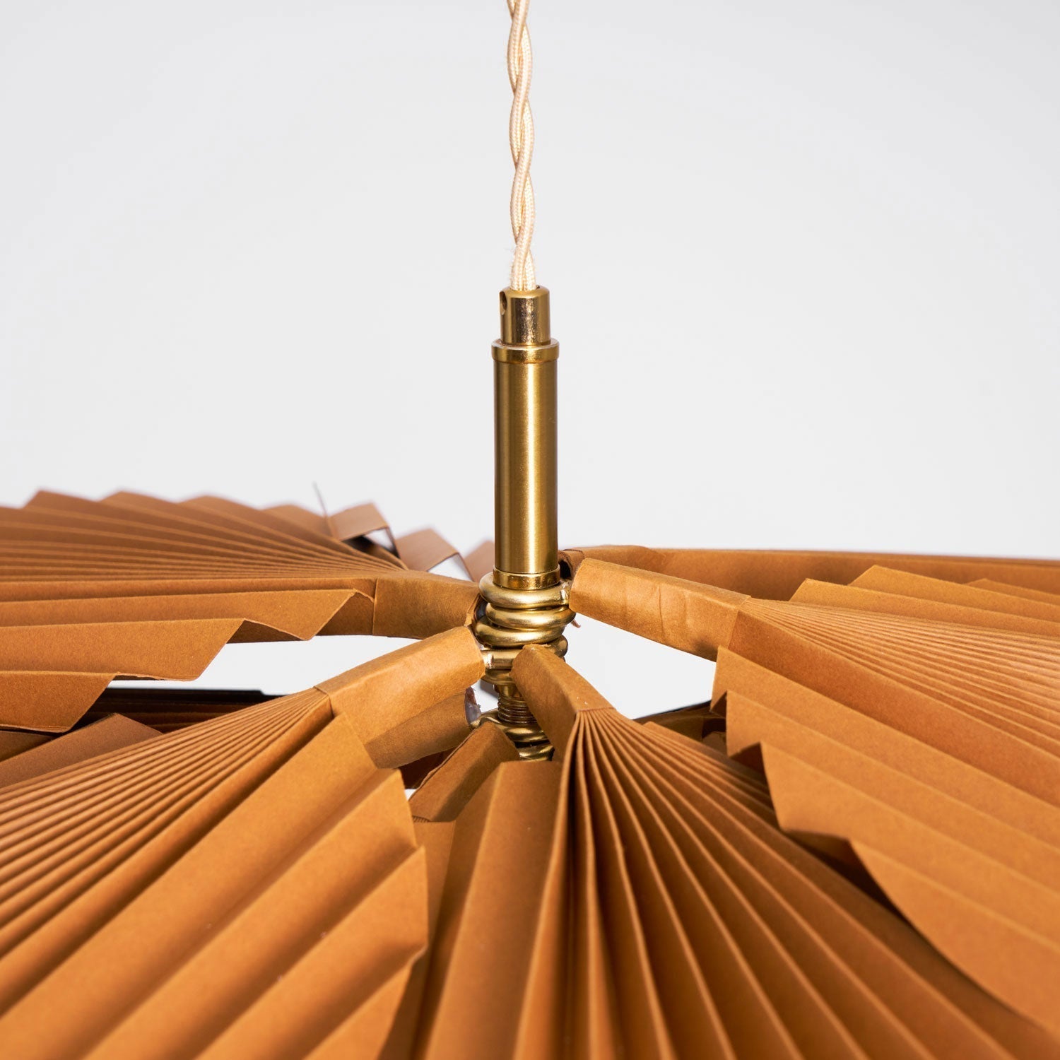 Pendant Lampe Avec Abat-jour Pétale en Papier Kraft Plissé Ambiance Chaleureuse
