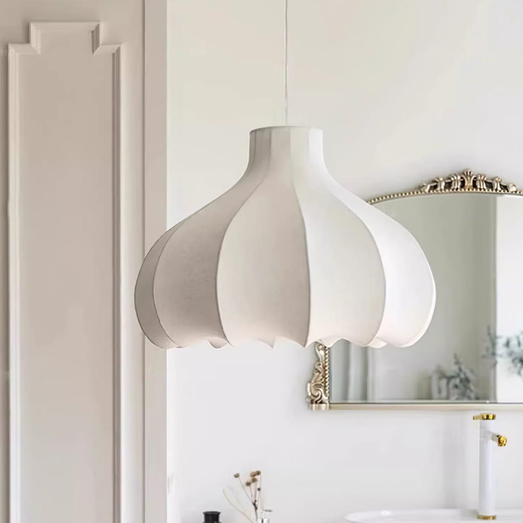 Silky Suspension avec Abat-jour en Soie Plissée Blanc Elégant