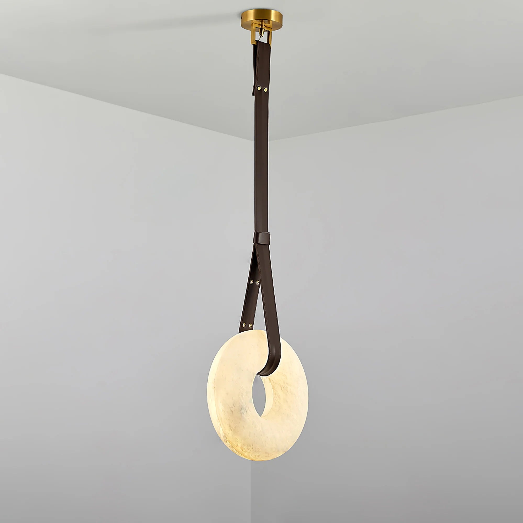 Suspension Alabaster Ring Triple lanières en cuir Nordic Luxe