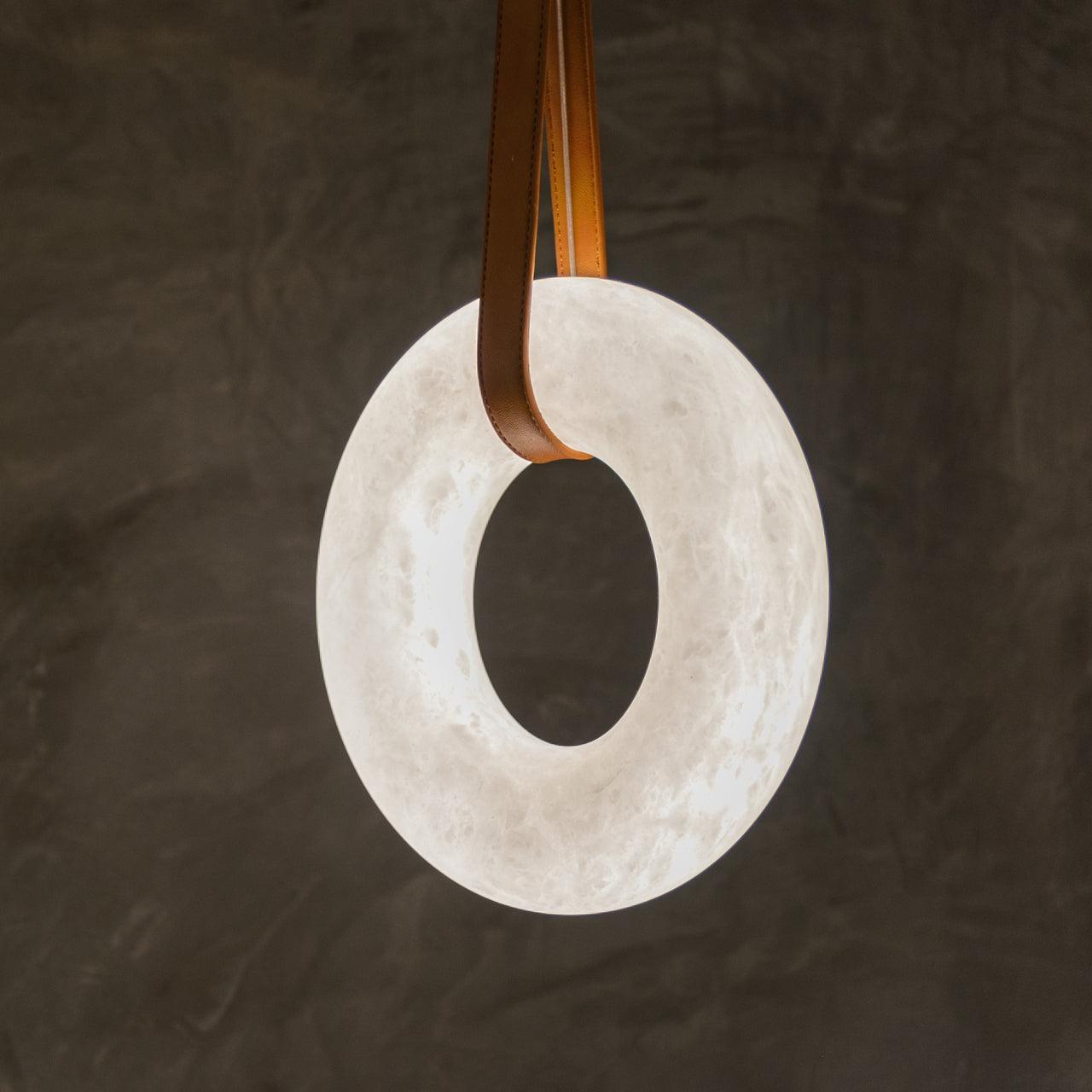 Suspension Alabaster Ring Triple lanières en cuir Nordic Luxe