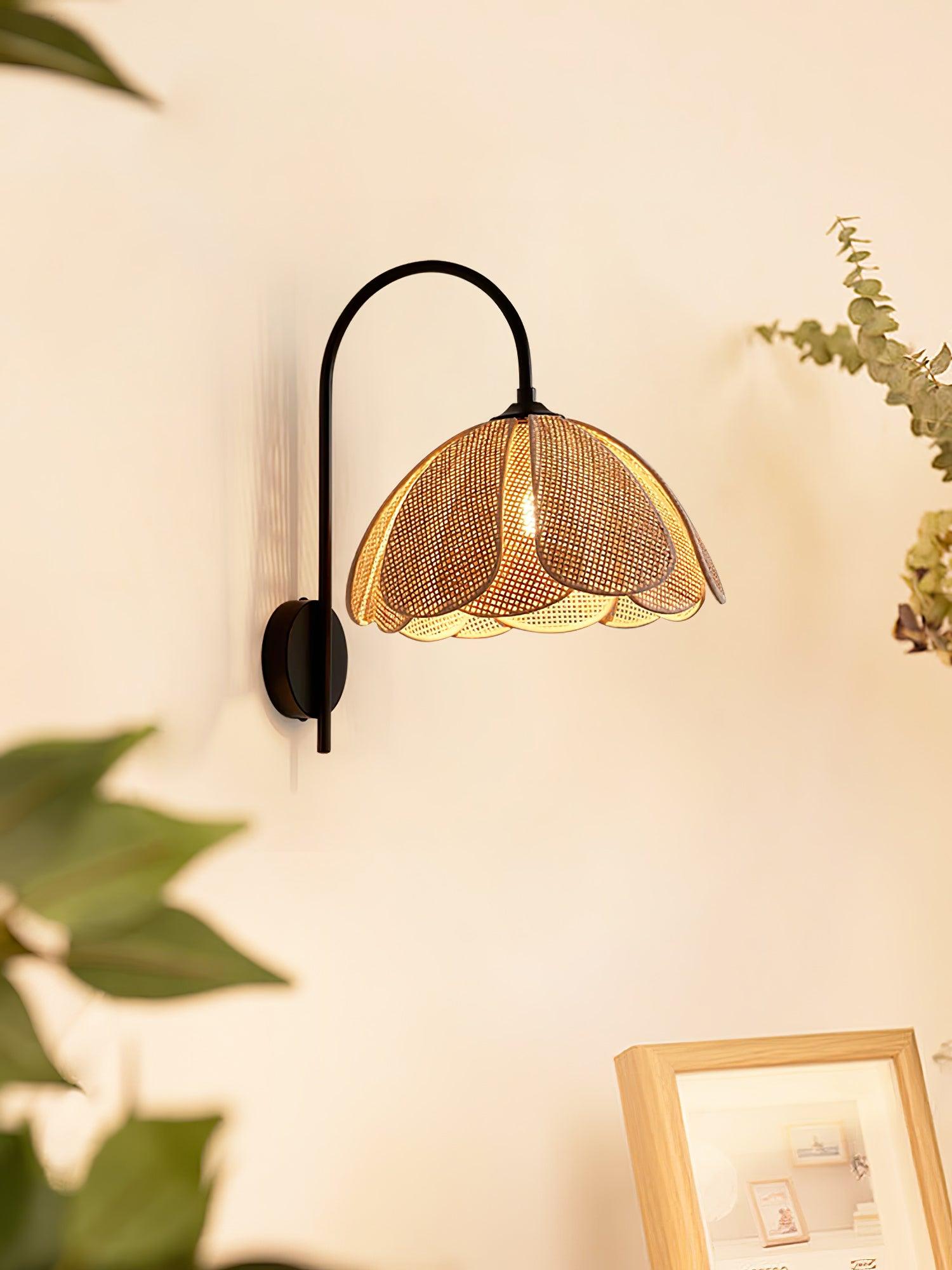 Edria Lustra Applique Murale Rattan Forme Pétale Élégante