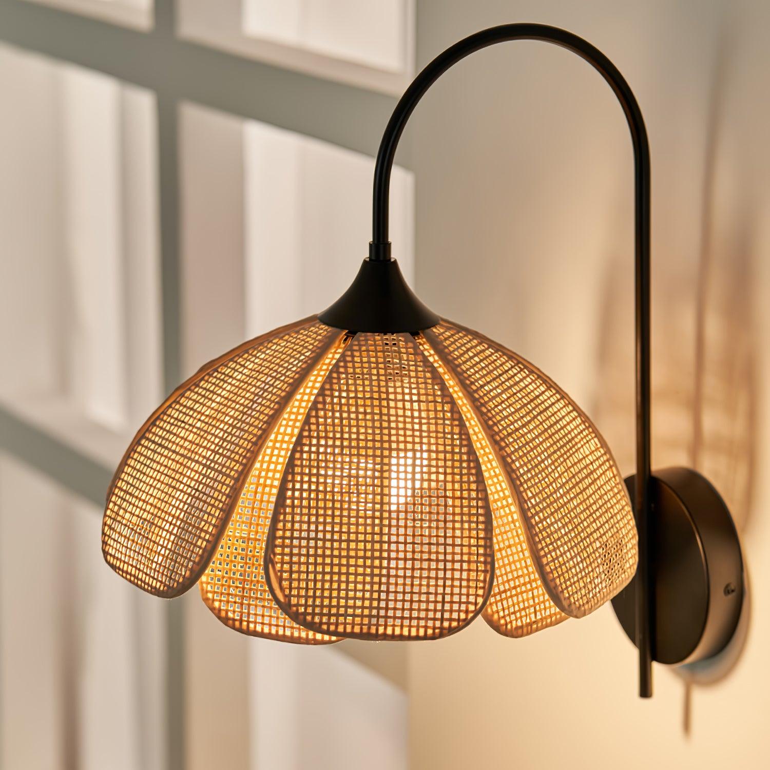 Edria Lustra Applique Murale Rattan Forme Pétale Élégante