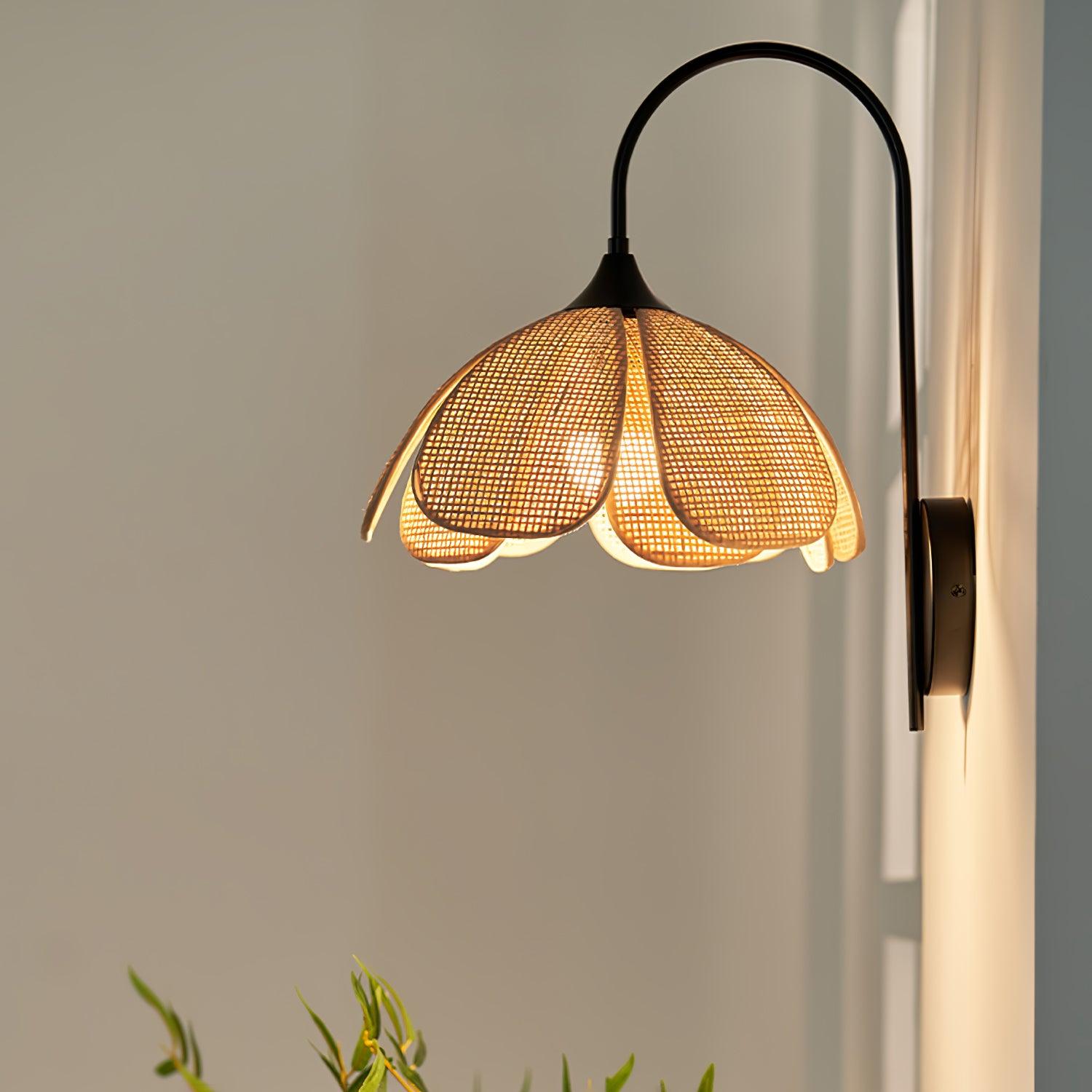 Edria Lustra Applique Murale Rattan Forme Pétale Élégante