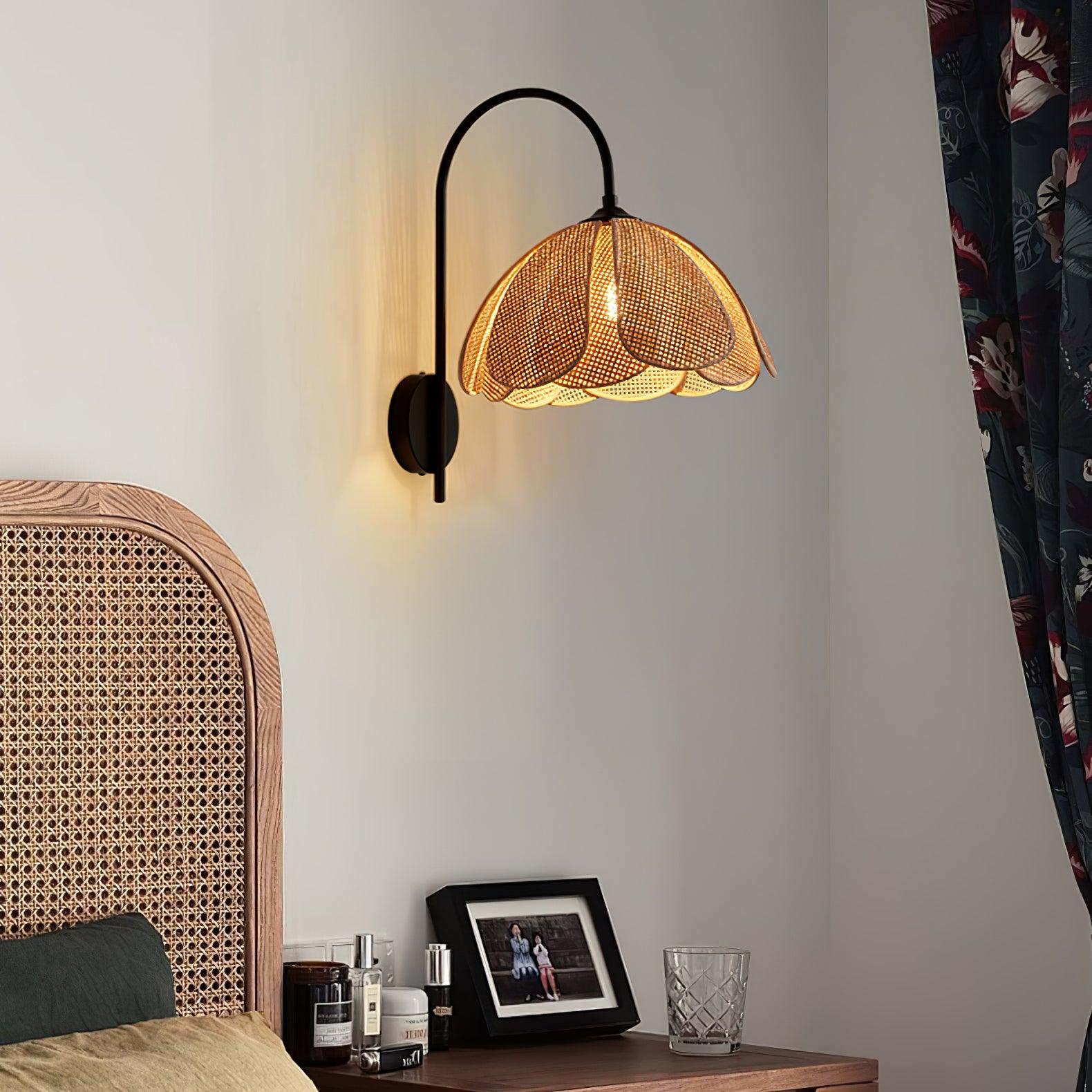 Edria Lustra Applique Murale Rattan Forme Pétale Élégante