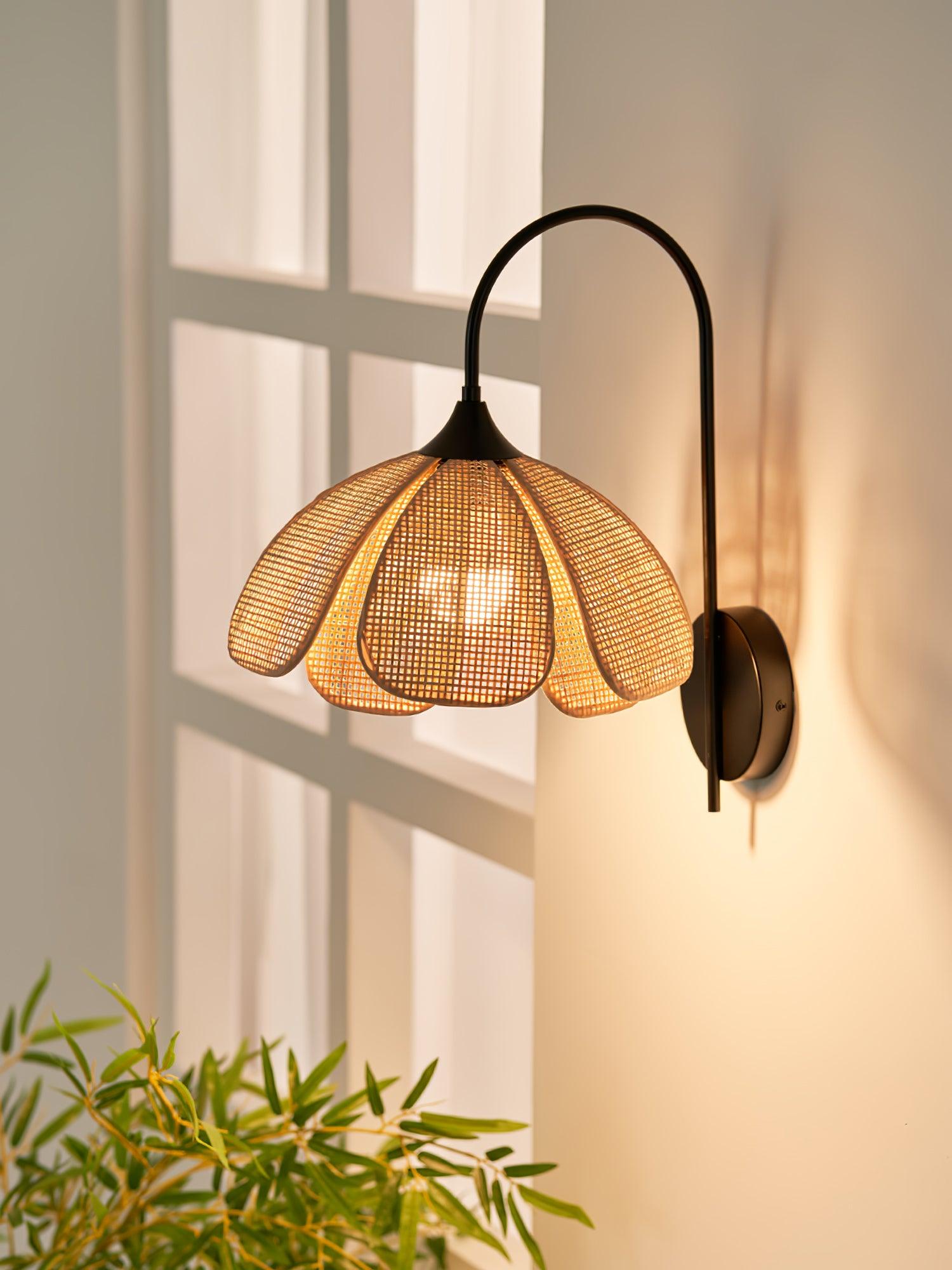 Edria Lustra Applique Murale Rattan Forme Pétale Élégante
