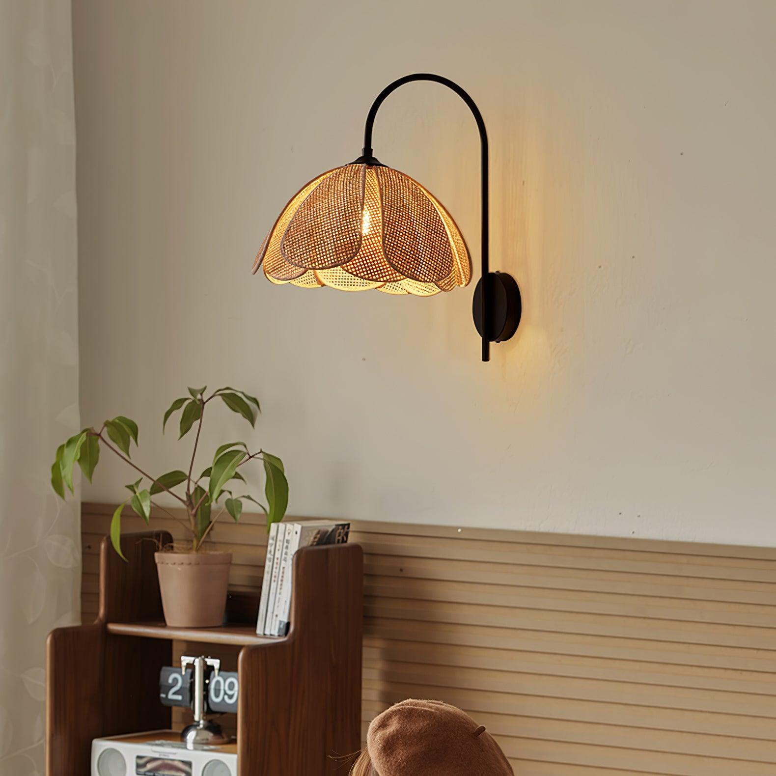 Edria Lustra Applique Murale Rattan Forme Pétale Élégante