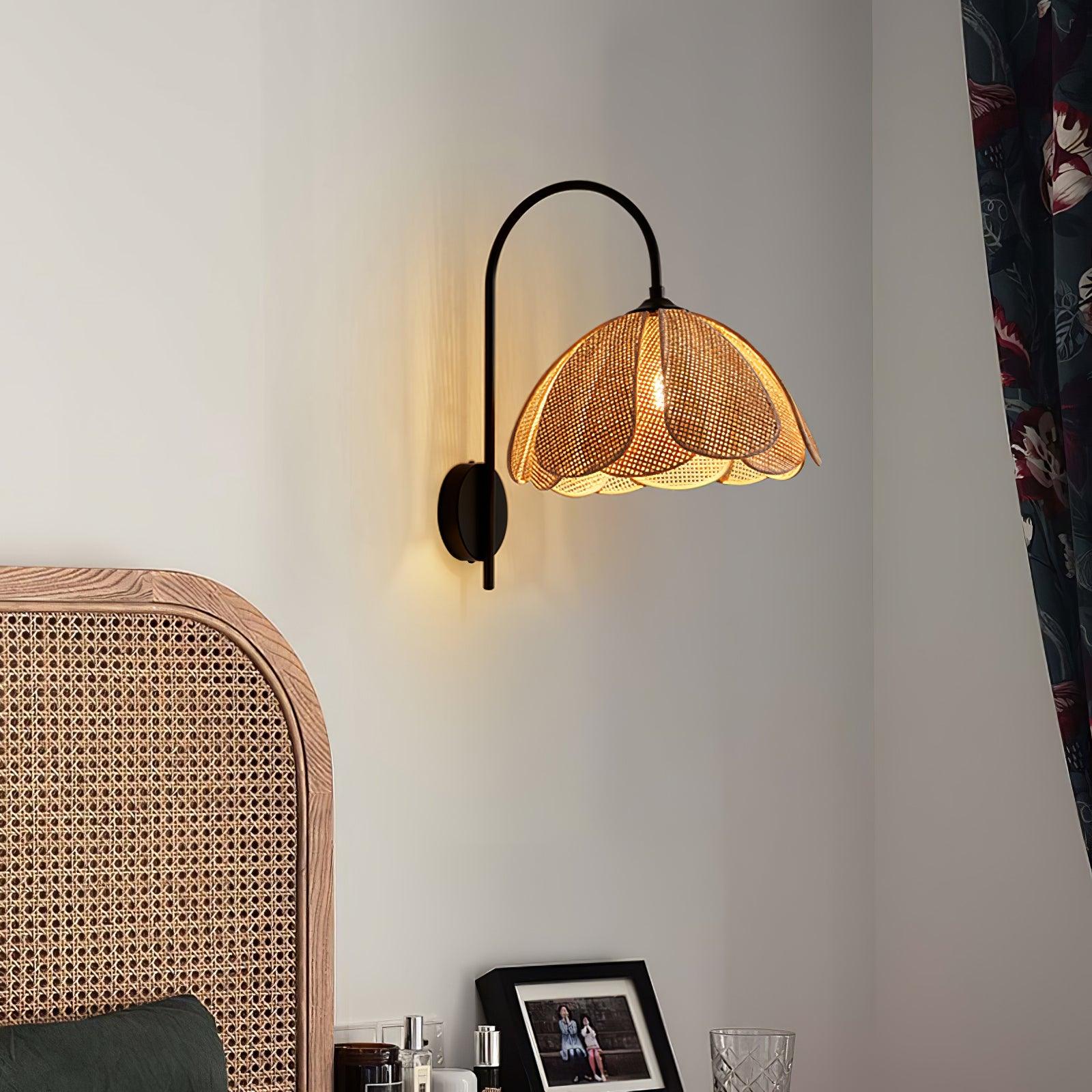 Edria Lustra Applique Murale Rattan Forme Pétale Élégante