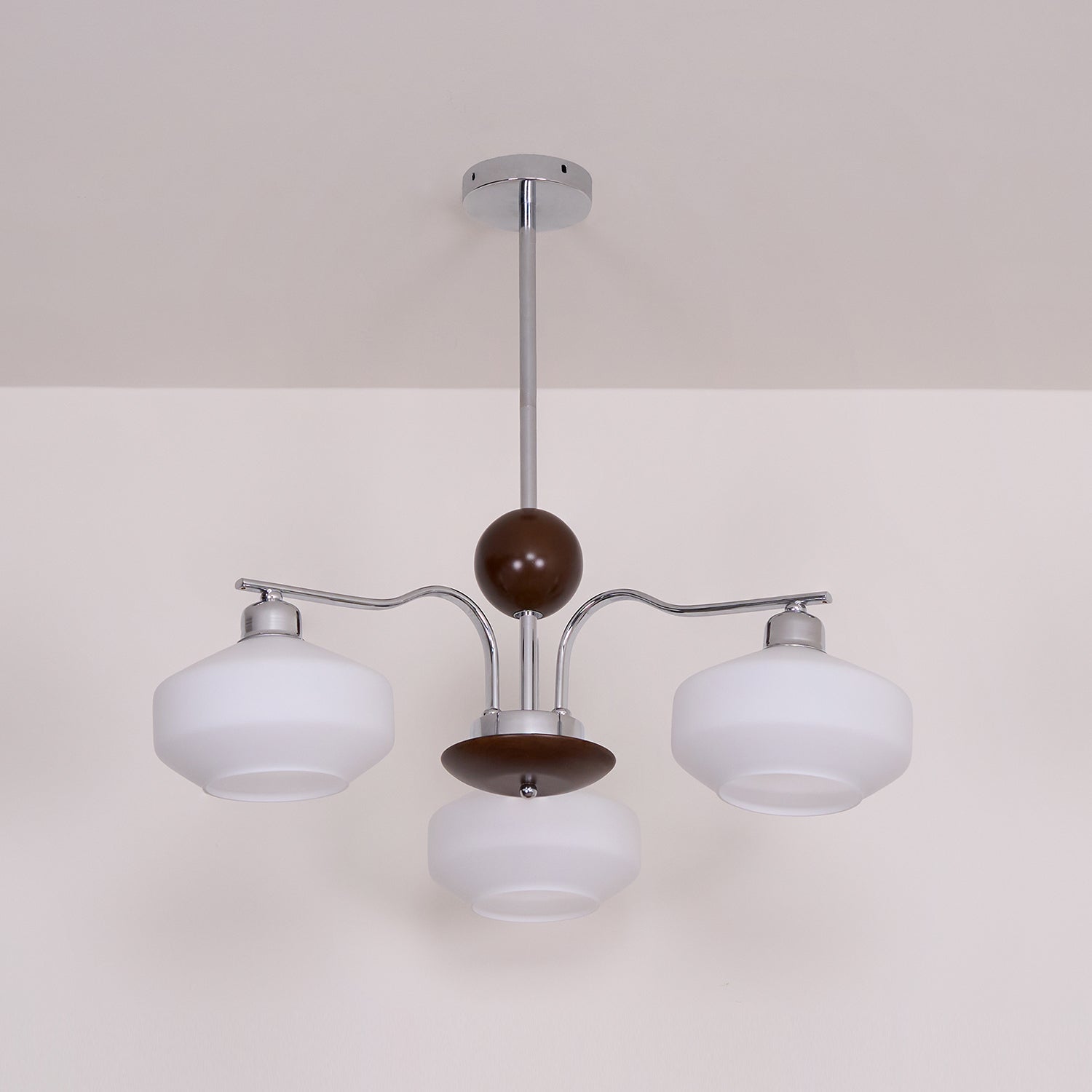 Lustra Lustre Bras en Chrome et Noyer Abat-jours en Verre Blanc Style Rétro