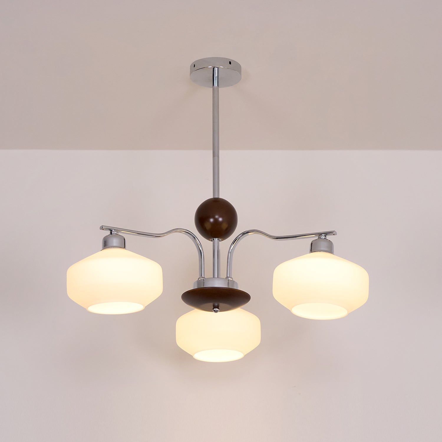 Lustra Lustre Bras en Chrome et Noyer Abat-jours en Verre Blanc Style Rétro