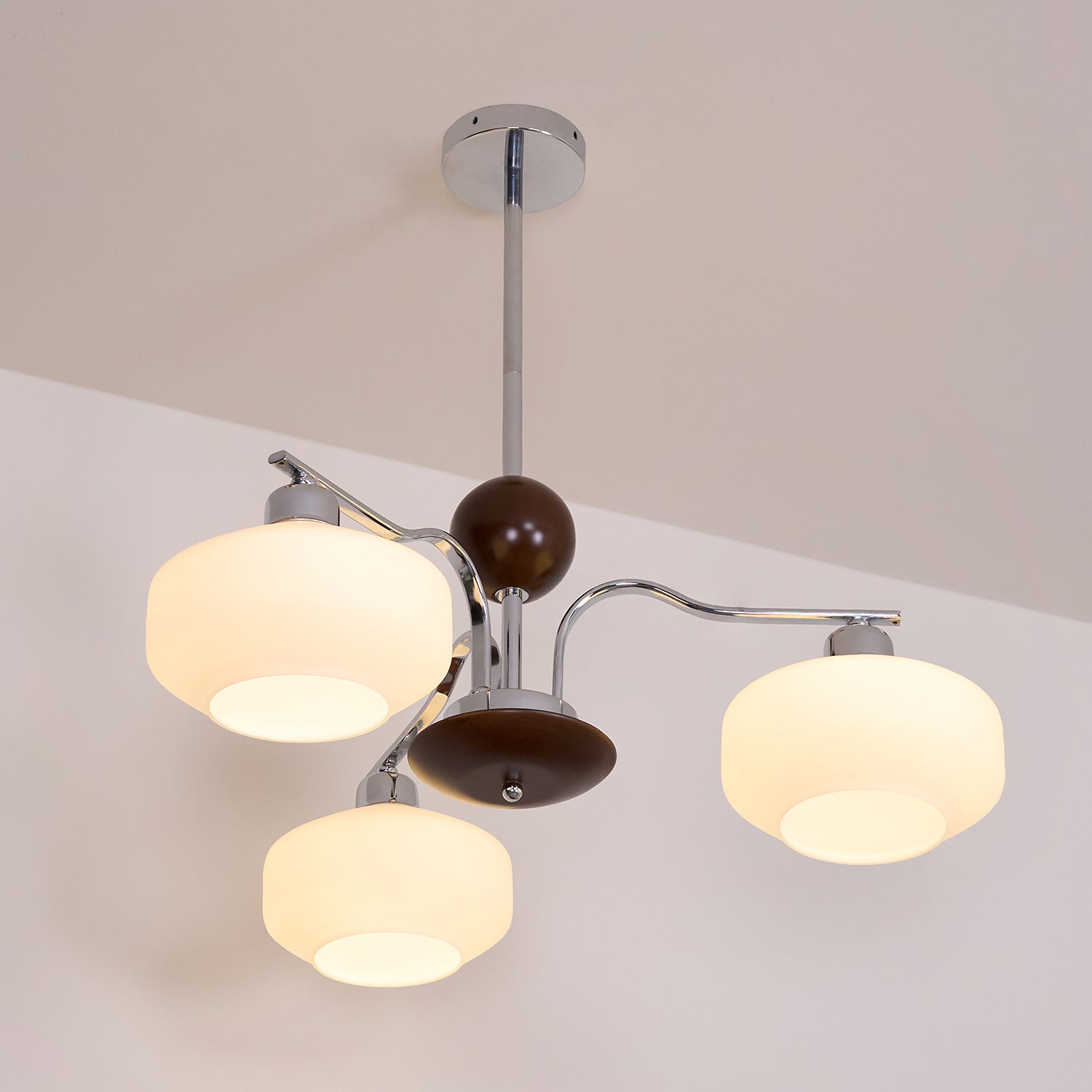 Lustra Lustre Bras en Chrome et Noyer Abat-jours en Verre Blanc Style Rétro