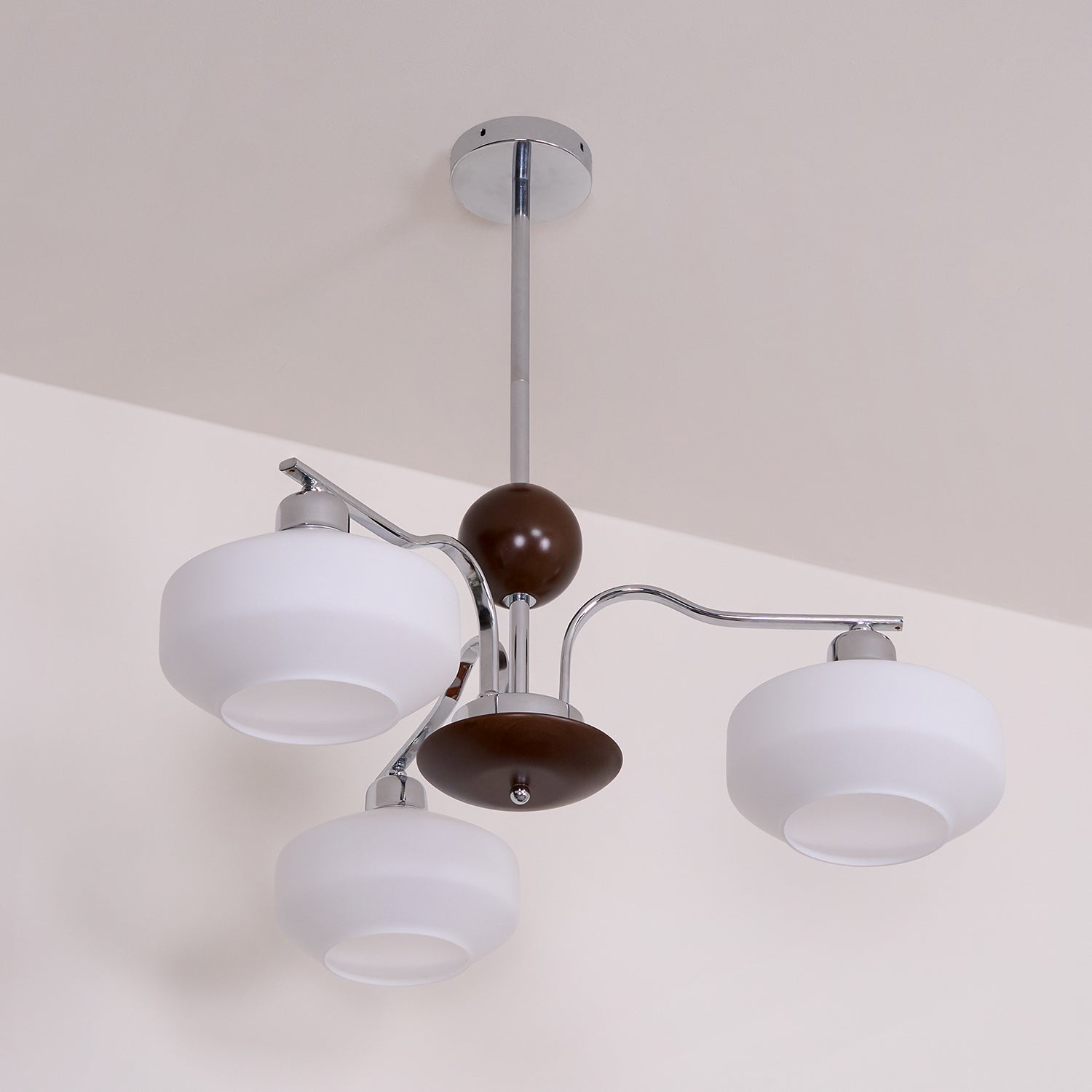 Lustra Lustre Bras en Chrome et Noyer Abat-jours en Verre Blanc Style Rétro