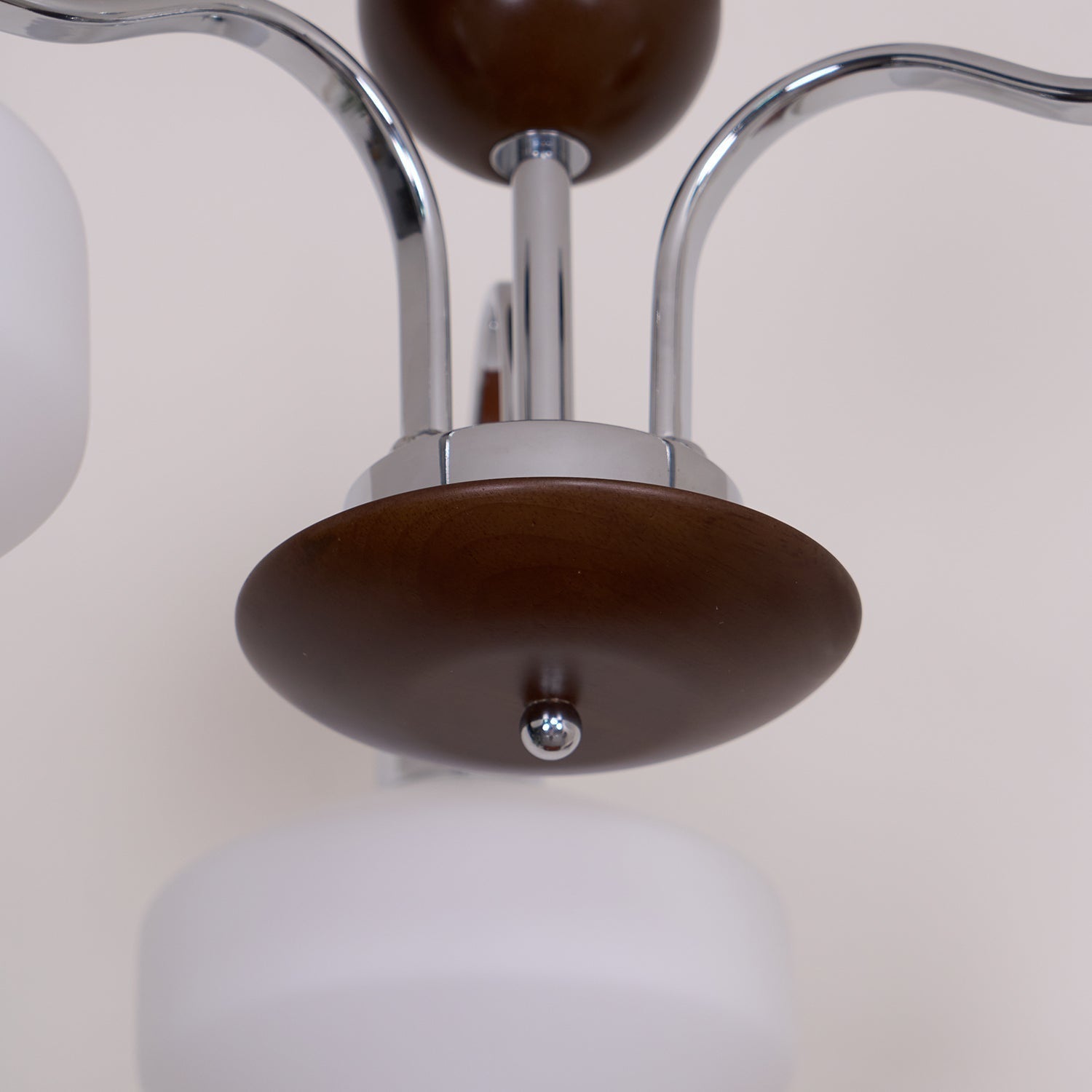 Lustra Lustre Bras en Chrome et Noyer Abat-jours en Verre Blanc Style Rétro