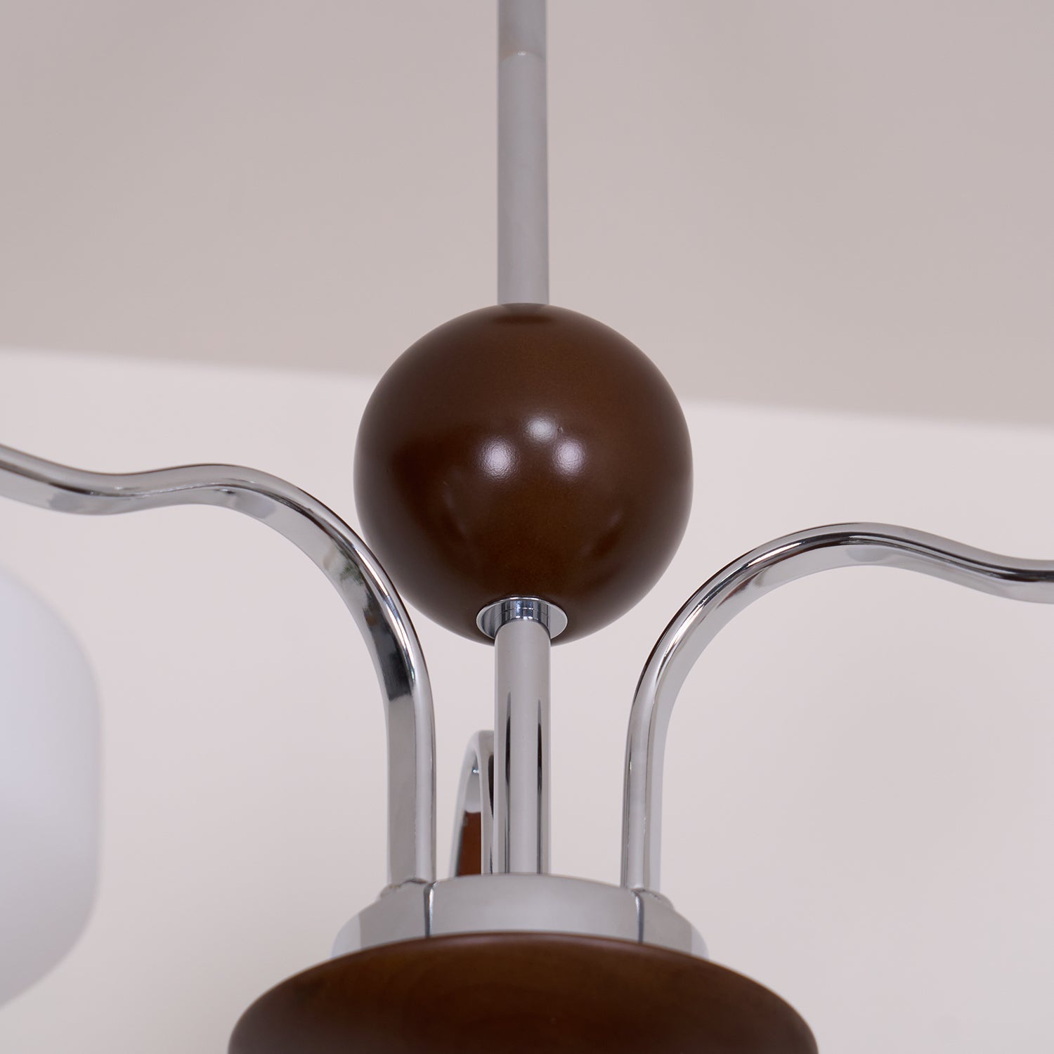Lustra Lustre Bras en Chrome et Noyer Abat-jours en Verre Blanc Style Rétro