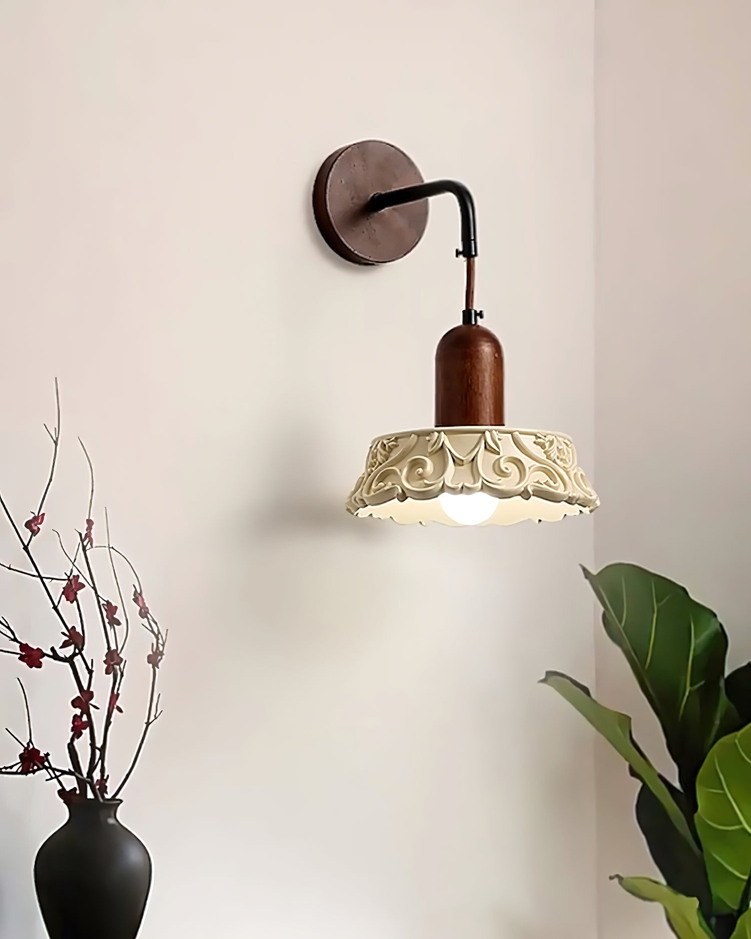 Virelli Applique Murale Abat-jour en Résine Sculptée Bras en Bois de Noyer Vintage