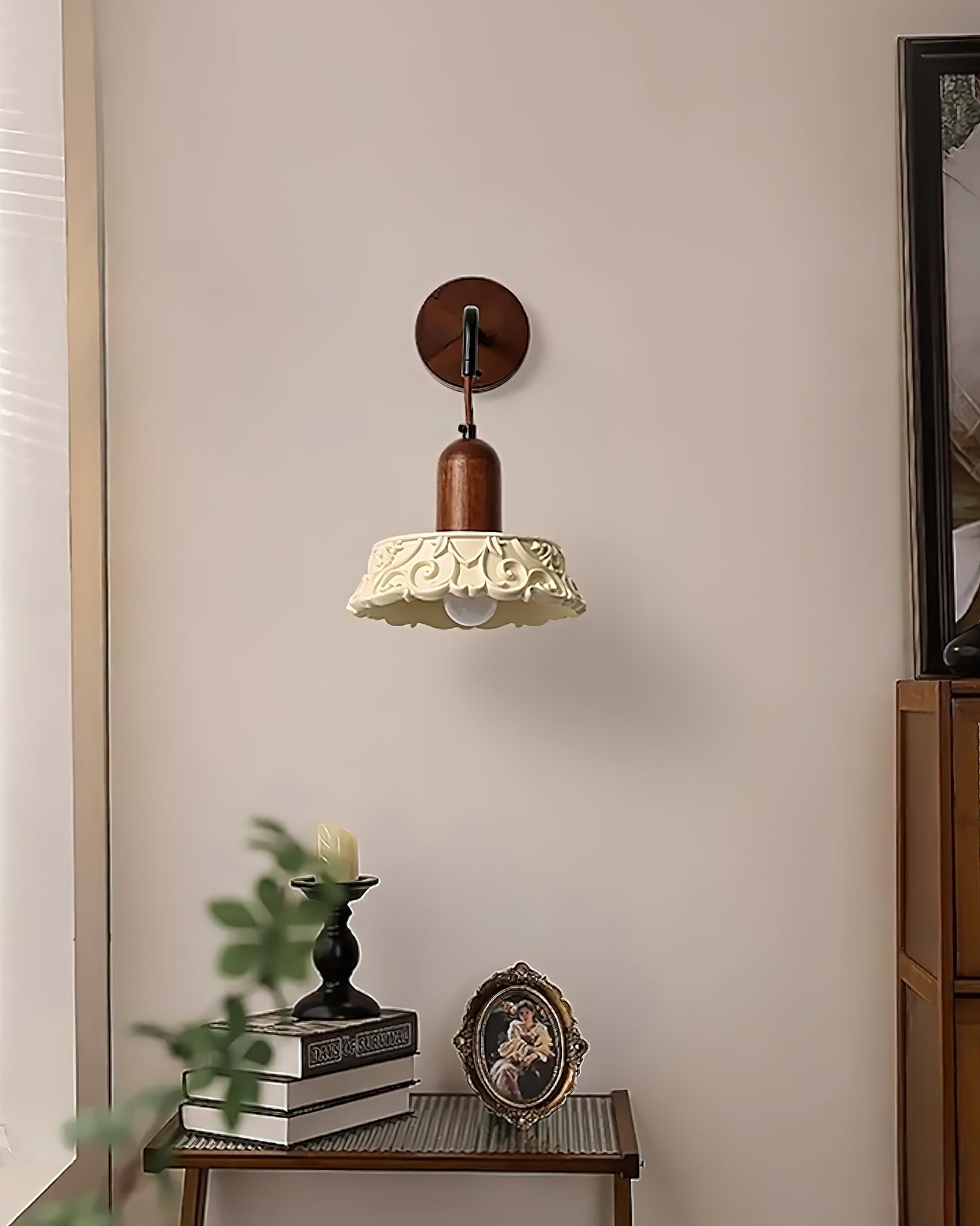 Virelli Applique Murale Abat-jour en Résine Sculptée Bras en Bois de Noyer Vintage