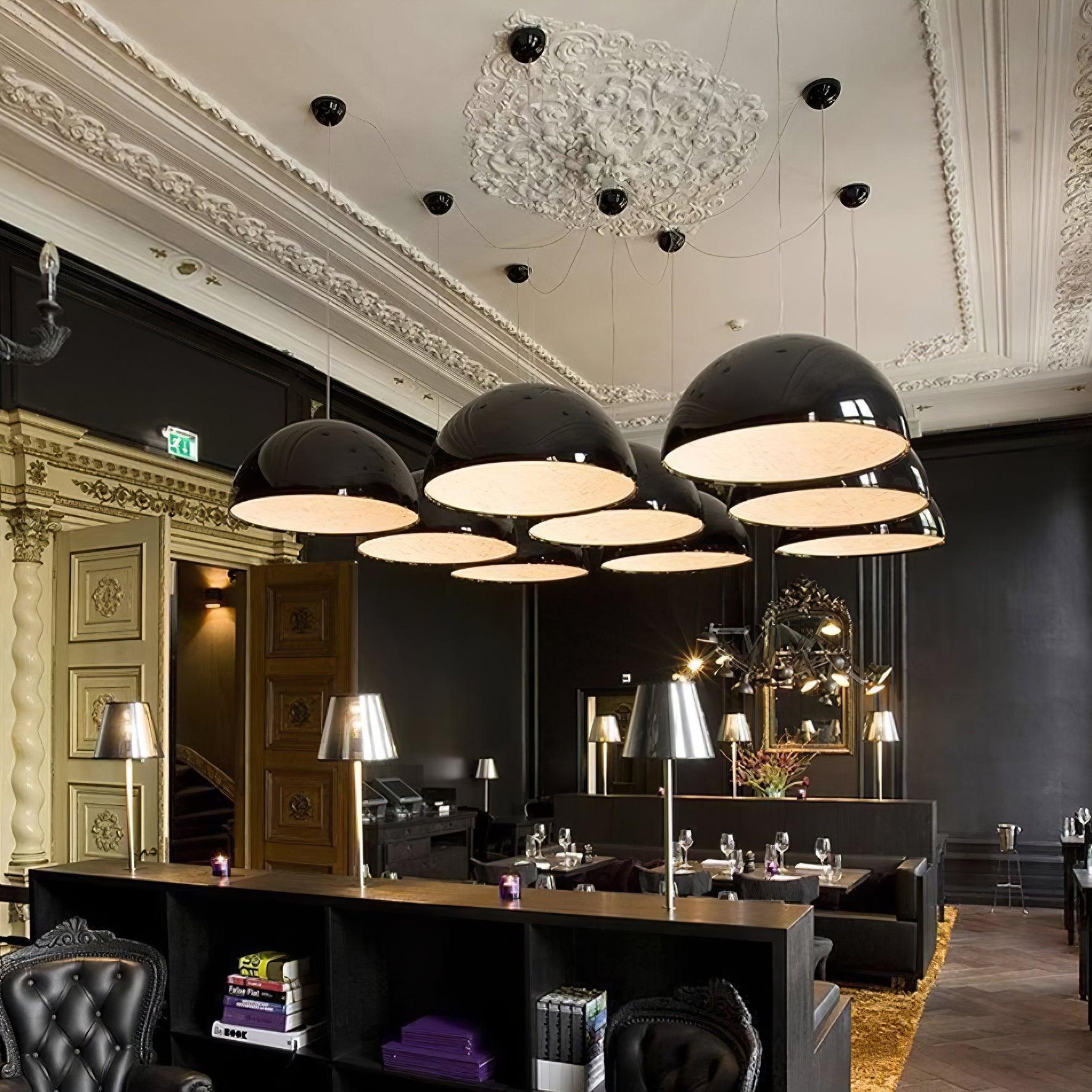 Suspension Dôme Noir avec Intérieur en Plâtre Embossé Élégant