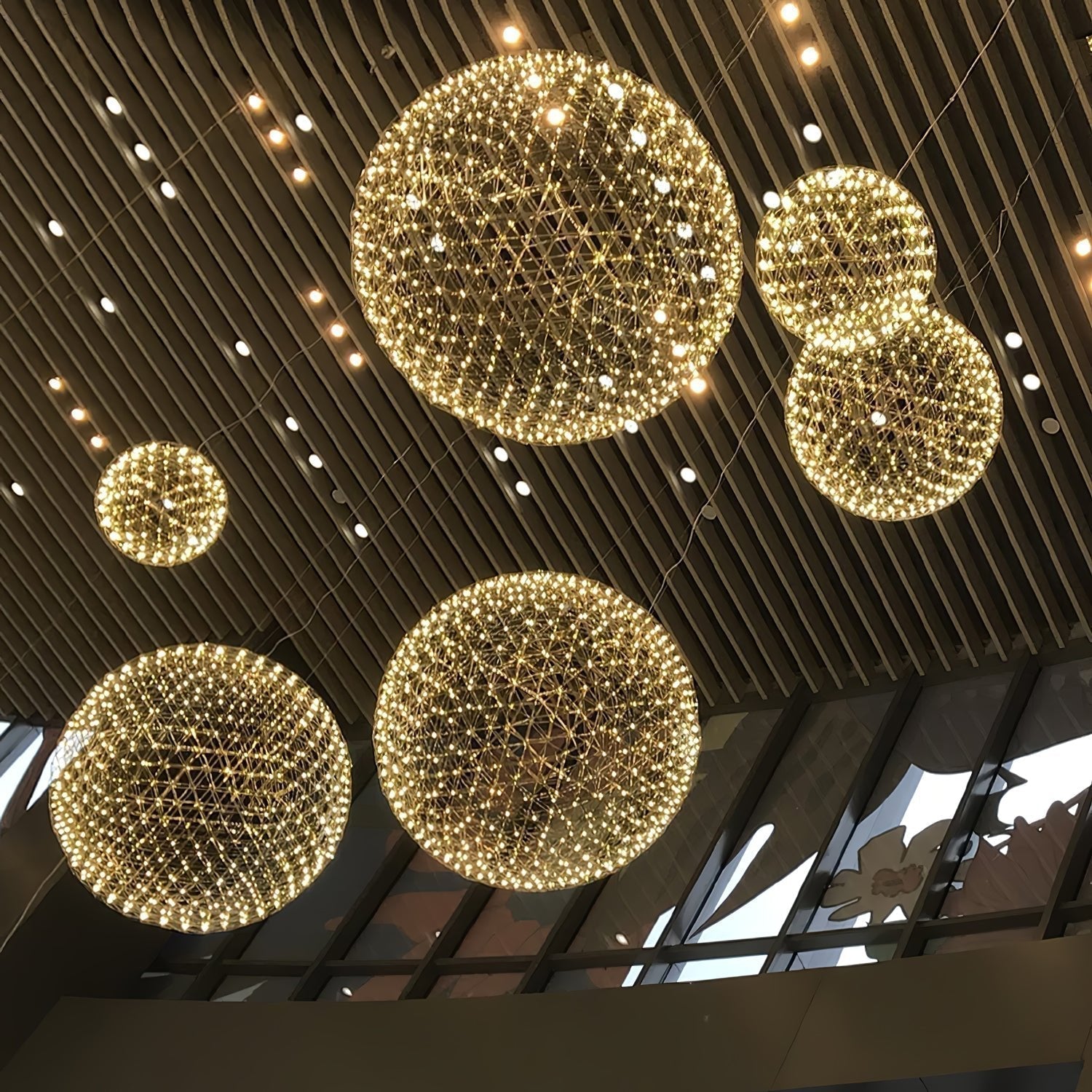 Ivthayra Suspension Boule Dorée de Luxe Postmoderne