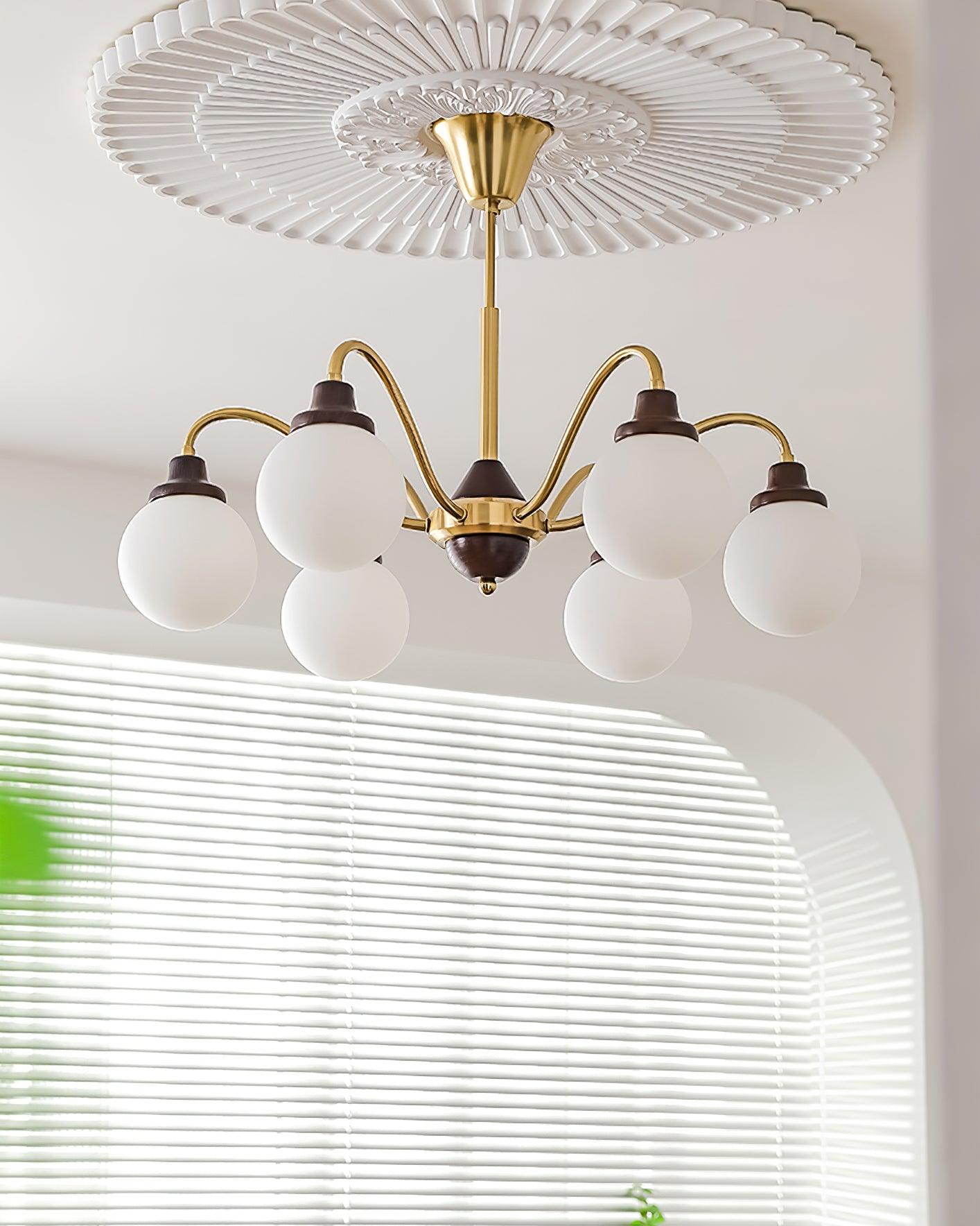 Lustre doré Avec Bras en Bois de Frêne et Globes en Verre Blanc, Style Rétro