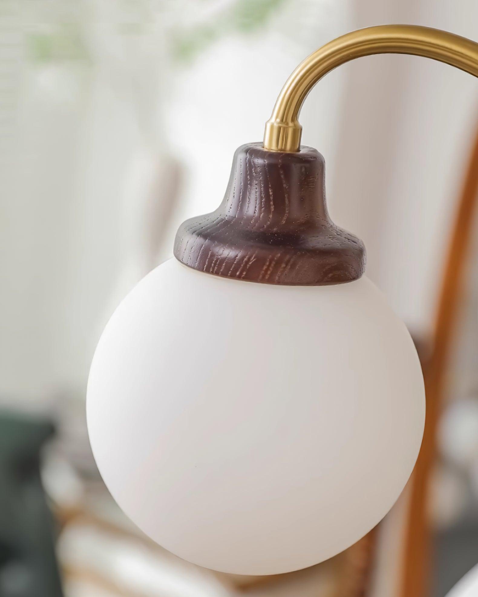 Lustre doré Avec Bras en Bois de Frêne et Globes en Verre Blanc, Style Rétro