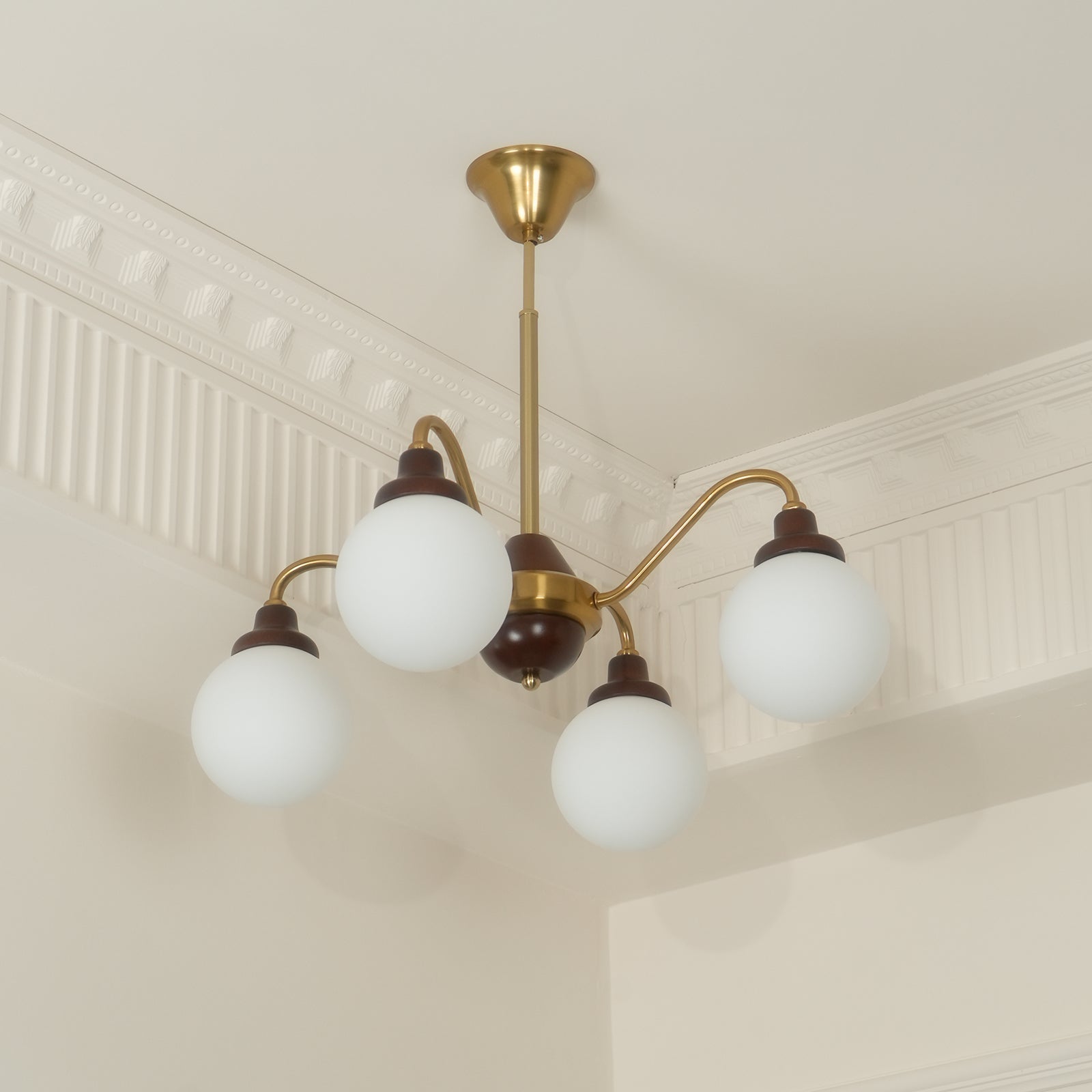 Lustre doré Avec Bras en Bois de Frêne et Globes en Verre Blanc, Style Rétro