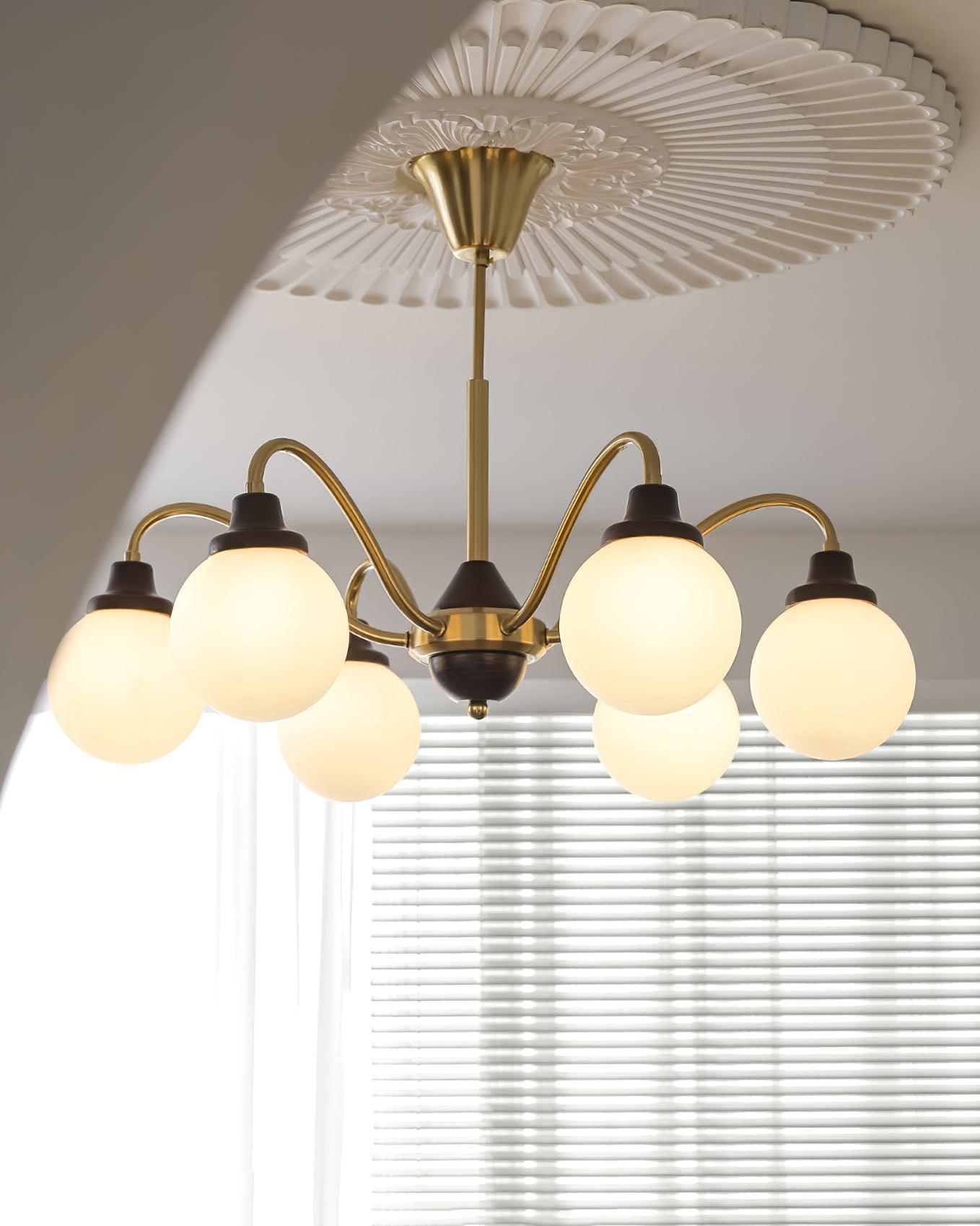 Lustre doré Avec Bras en Bois de Frêne et Globes en Verre Blanc, Style Rétro
