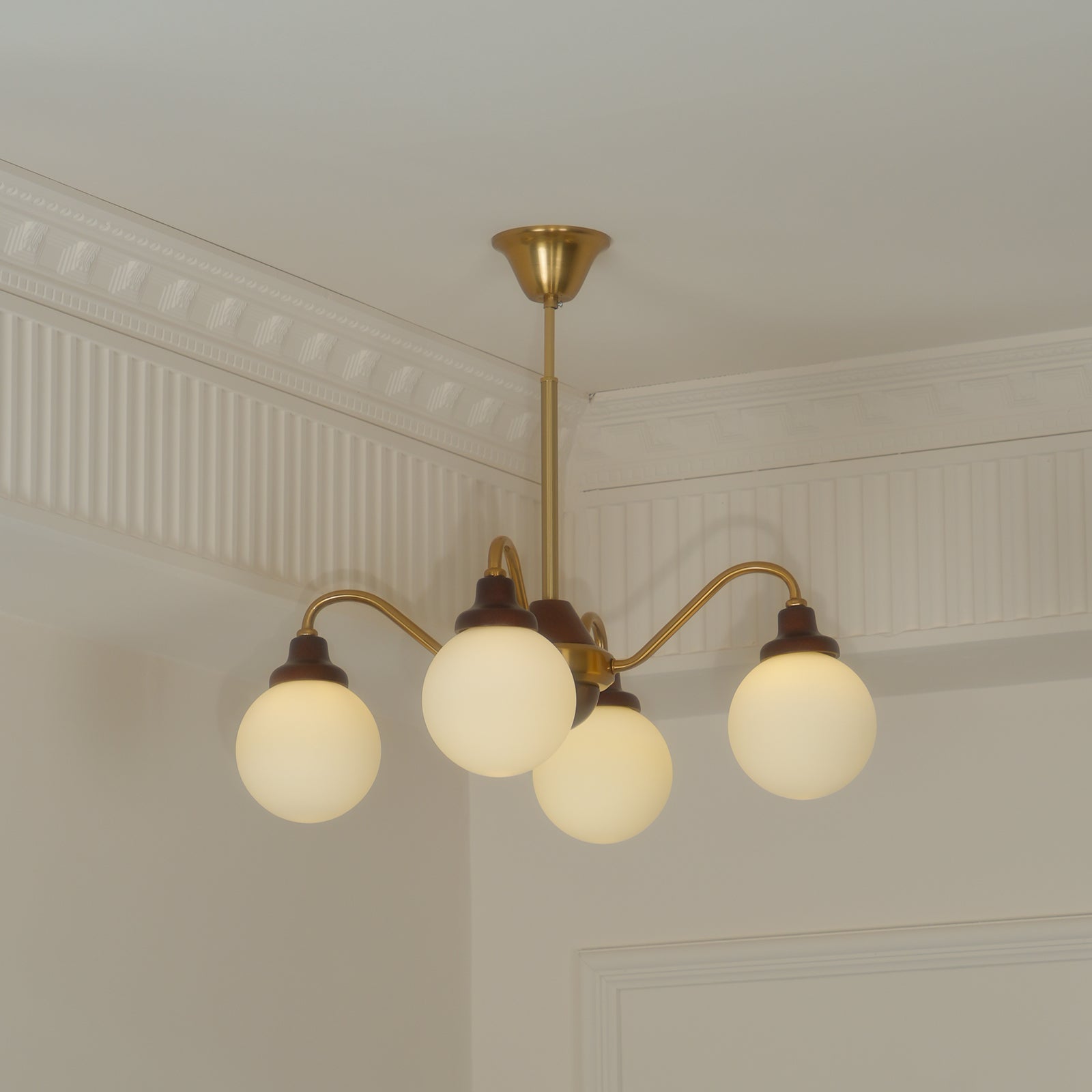 Lustre doré Avec Bras en Bois de Frêne et Globes en Verre Blanc, Style Rétro