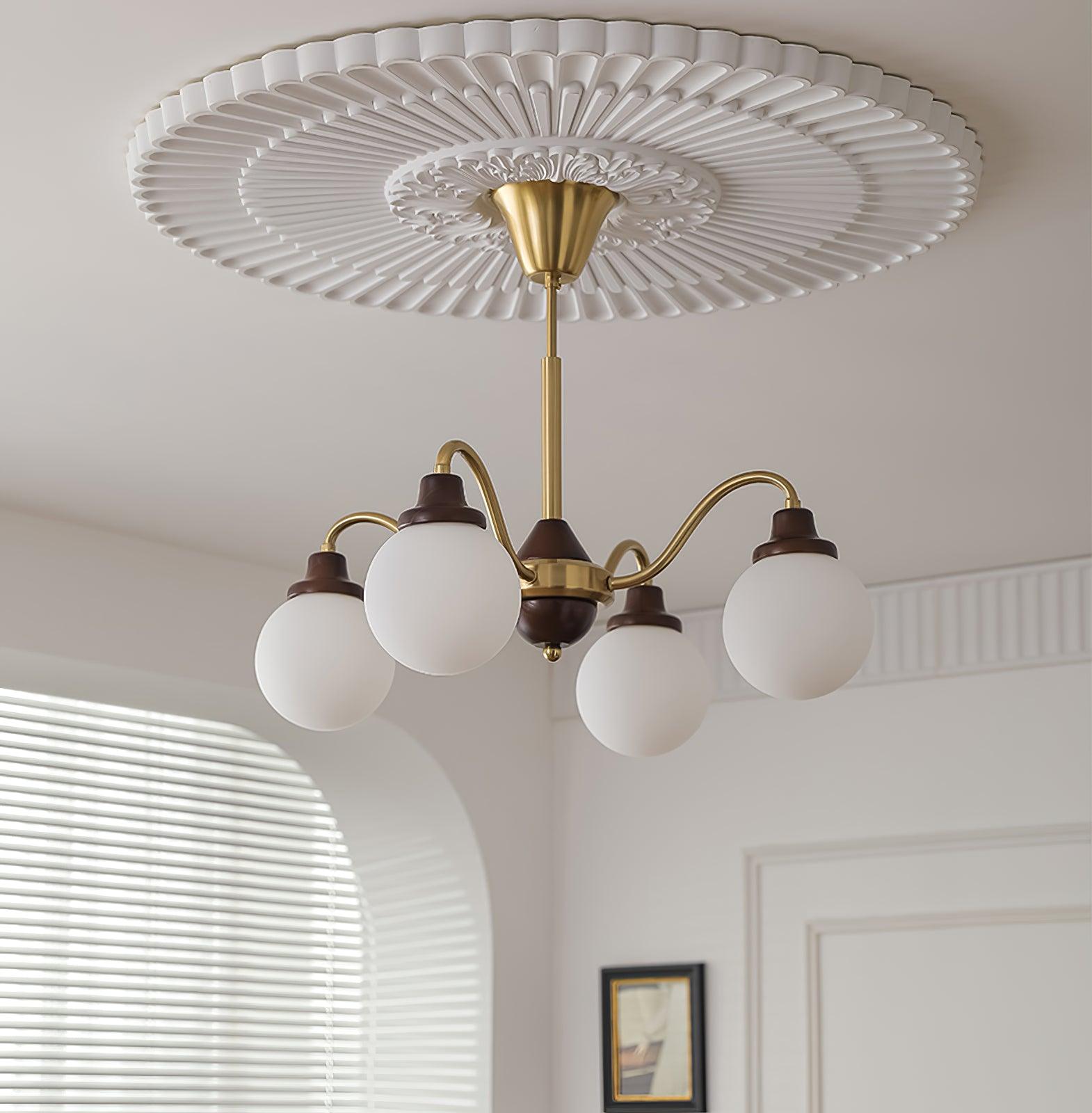 Lustre doré Avec Bras en Bois de Frêne et Globes en Verre Blanc, Style Rétro