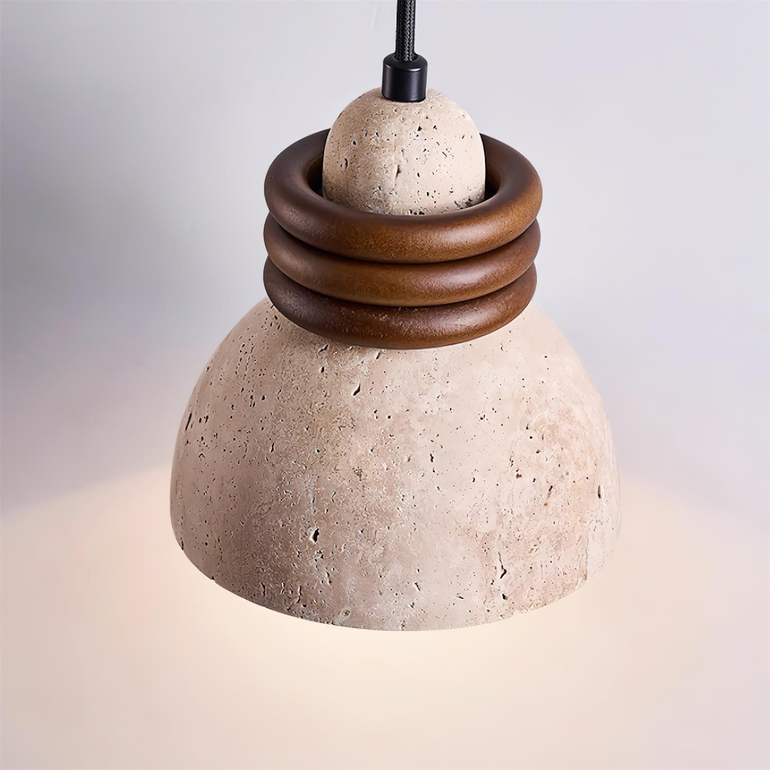 Lampe Suspension Dôme en Travertin Anneaux en Bois de Noyer Ambiance Minimaliste