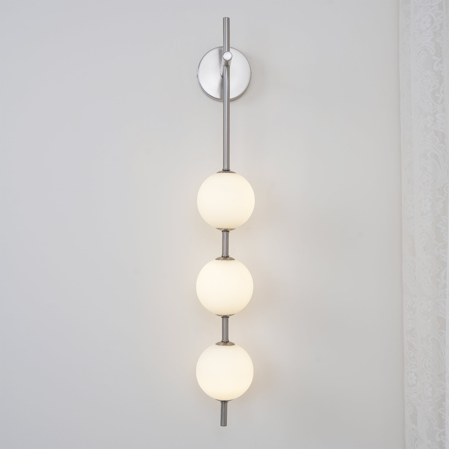 Ilraeia Vertical Globe Plug-in Wall Lamp