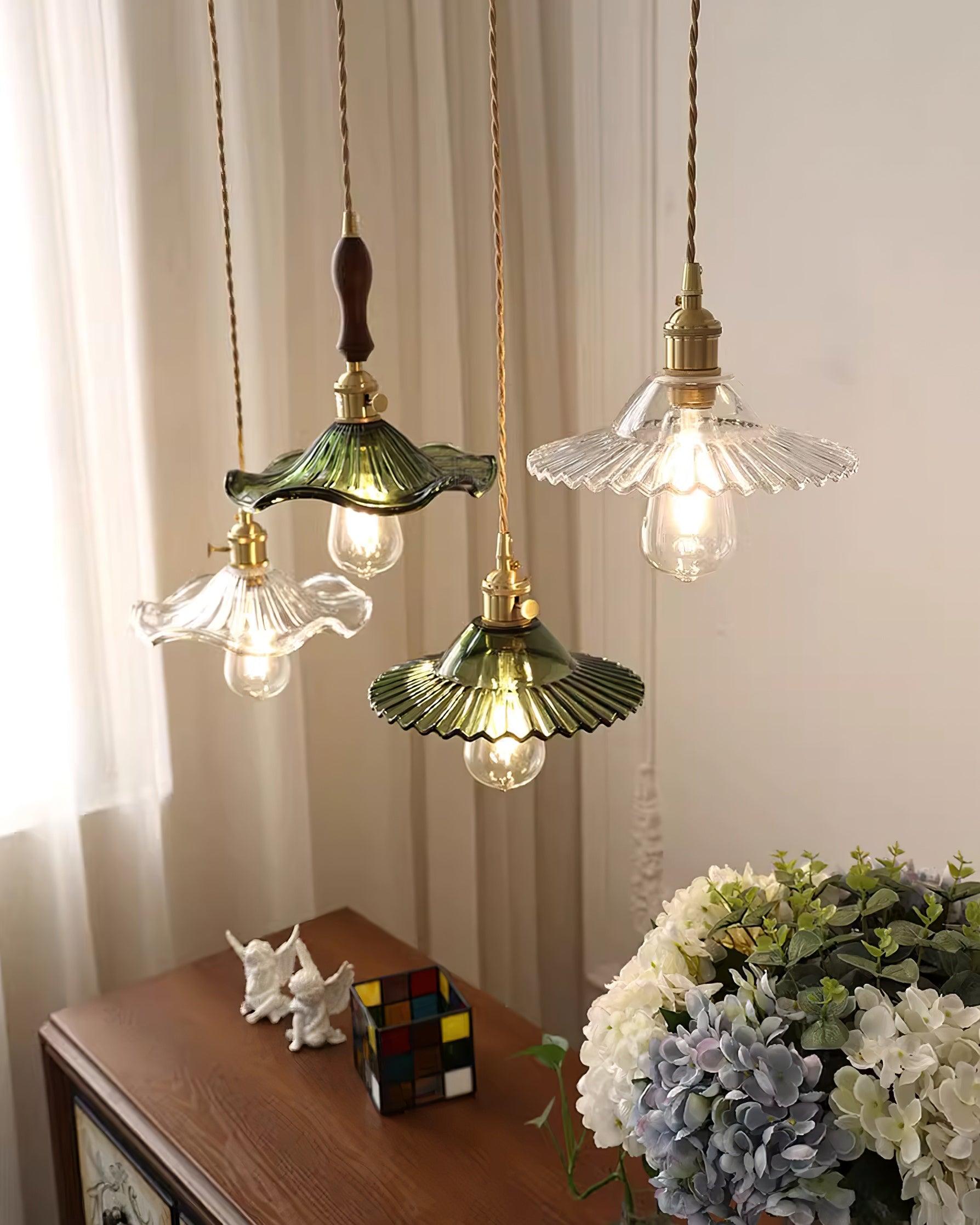 Suspension Ébouriffé Verre Ombre Festonné Bord Laiton Accents Rétro