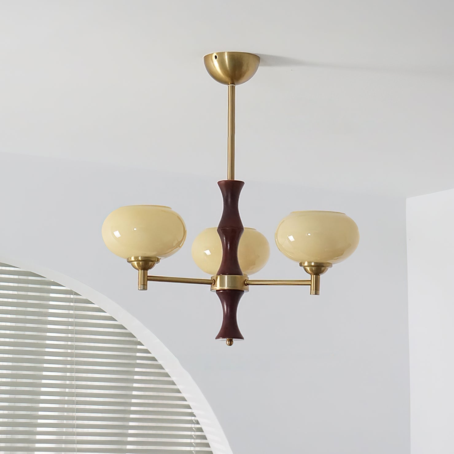 Virelli Lustre Globes en Verre Caramel Bras en Bois de Noyer Vintage