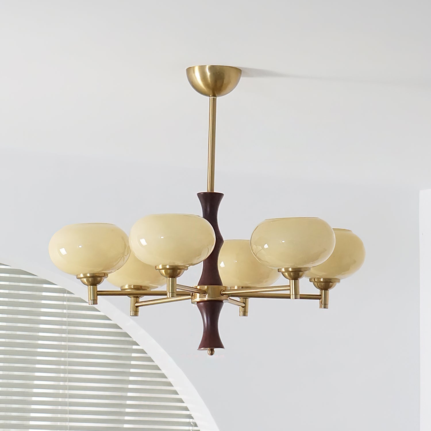 Virelli Lustre Globes en Verre Caramel Bras en Bois de Noyer Vintage