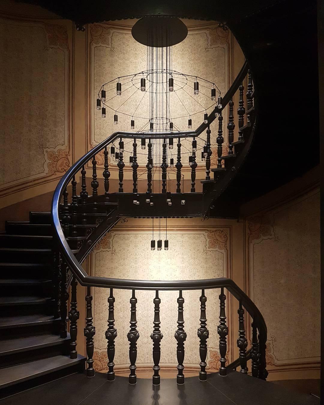 Lustra Lustre Lignes Noir Structure Métallique LED