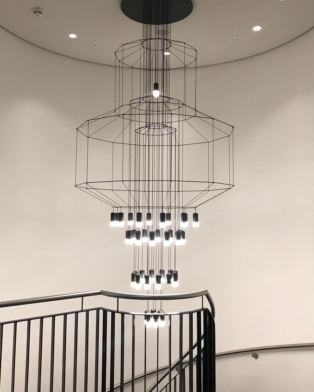 Lustra Lustre Lignes Noir Structure Métallique LED