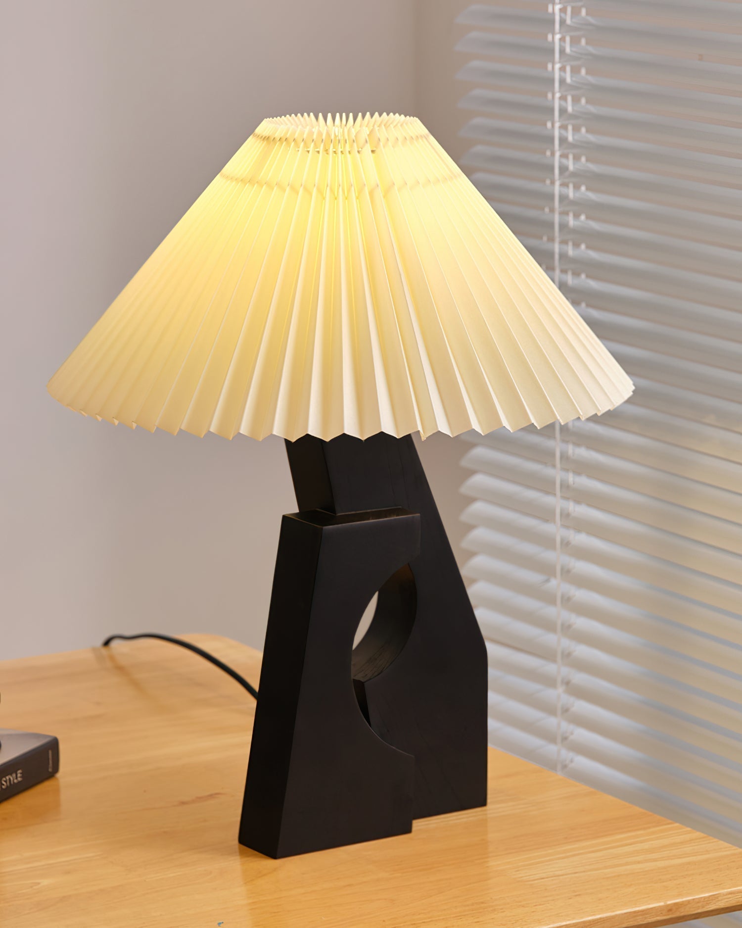 Zain Lampe de Table Plissée Papier Plissée Sculpturale en Bois