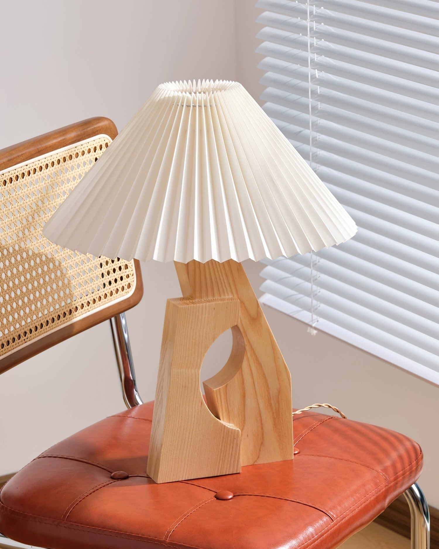Zain Lampe de Table Plissée Papier Plissée Sculpturale en Bois